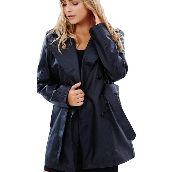 Trench in urban chic black.